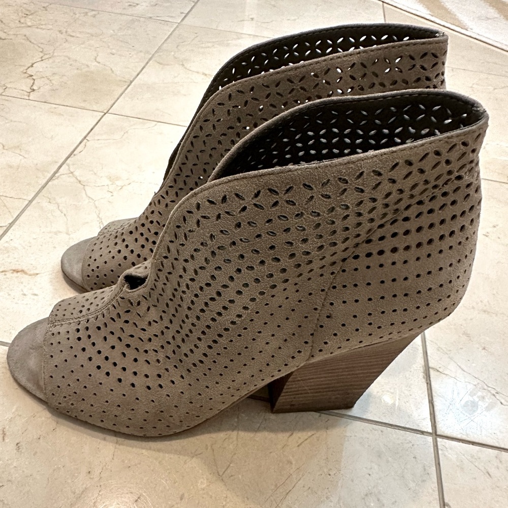 Vince Camuto open toe bootie size 7.5 - Picture 2 of 8